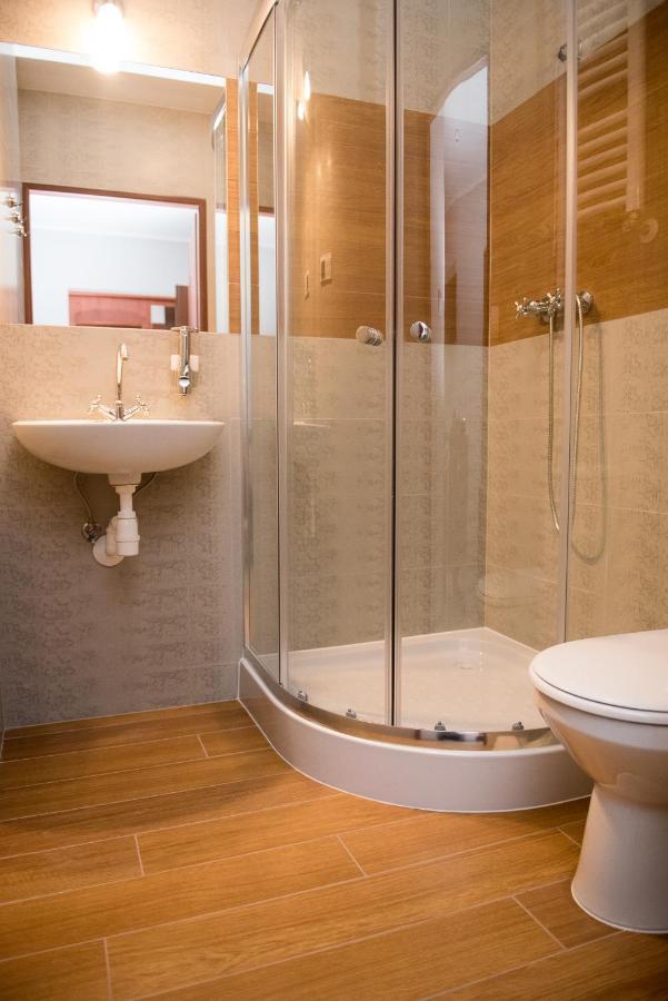 Geris Aparthotel Czestochowa Ngoại thất bức ảnh